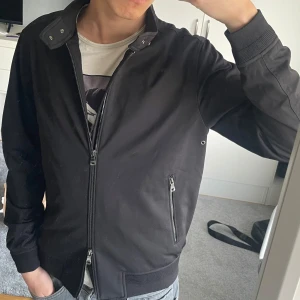 Oscar Jacobson Cardigan - En riktigt exklusiv Oscar Jacobson jacka | Storlek M | Modellen är 180, passar även lite större | Perfekt nu på våren | Hör av er vid frågor!🌟