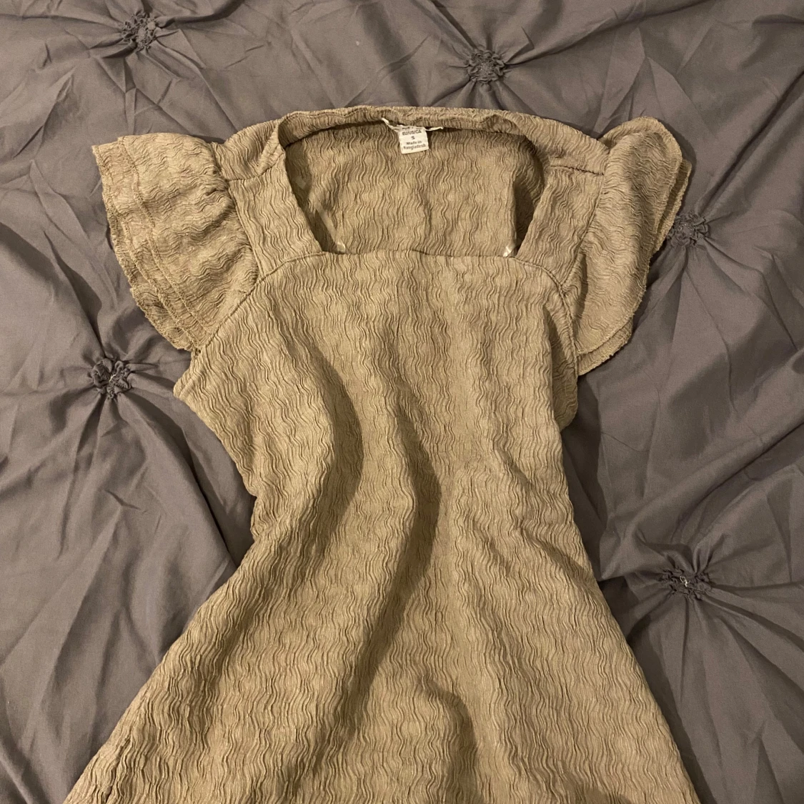 Beige topp med struktur och volangärmar