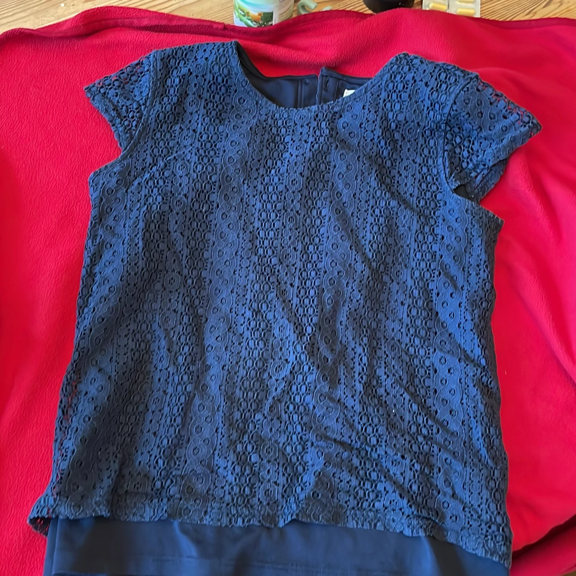 Mörkblå spetsblus från Holly & White