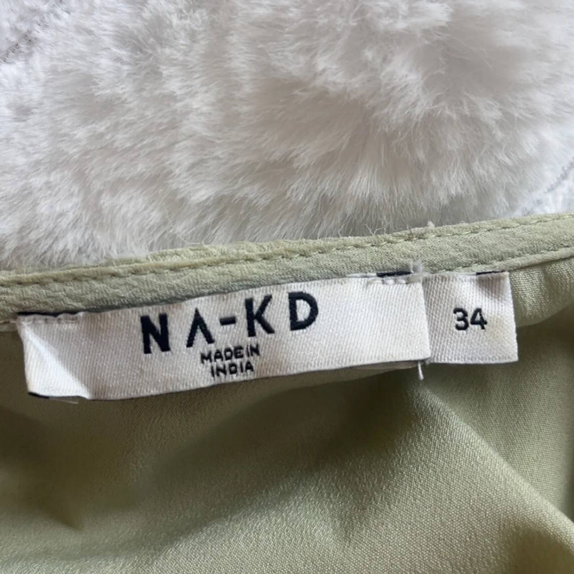 Somrig grön klänning med volanger - 4