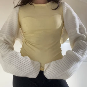 Vit bolero🤍 - Jätte fin vit bolero som är perfekt att slänga över en klänning och linnen💘💘 kontakta vid frågor 