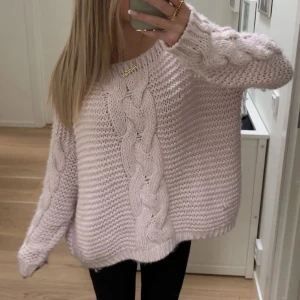 Ljusrosa stickad tröja 💗 - Säljer denna super söta ljusrosa stickade tröjan 💓💓 inte ALLS stickig vilket jag älskar!