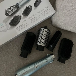 Babybliss Hydro-Fusion 4-in-1 Hair dryer brush - Multifunktionell varmluftsborste i silver med fyra utbytbara borsthuvuden. Inkluderar rundborste, två olika paddelborstar och ett smalt munstycke. Perfekt för styling och torkning av håret med olika effekter. Fick som födelsedagspresent, testad en gång men det var inget som passade min hårttyp:/