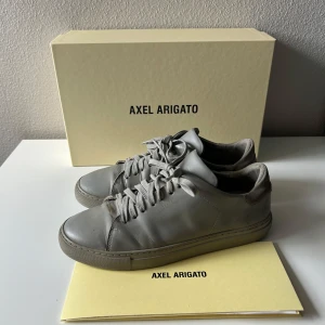 Arigato skor  - Ett par snygga skor i toppen skick med ett fåtal skråmor. Nypriset är omkring 2000kr och säljs nu för endast 499kr. Hör av er vid intresse av fler bilder! (Obs box ingår inte) postar inom 24h!