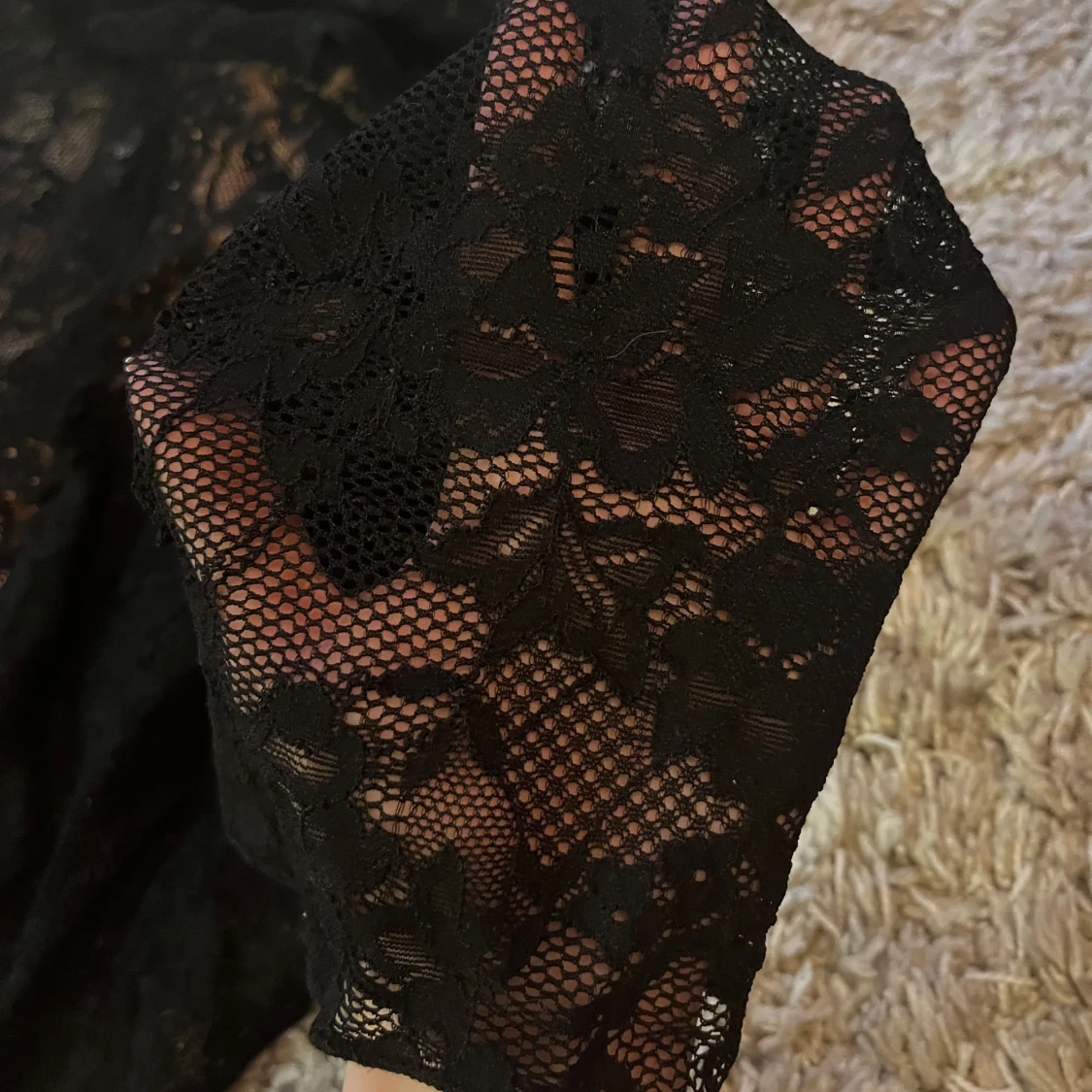 Svart spetsblus med lång ärm - 1