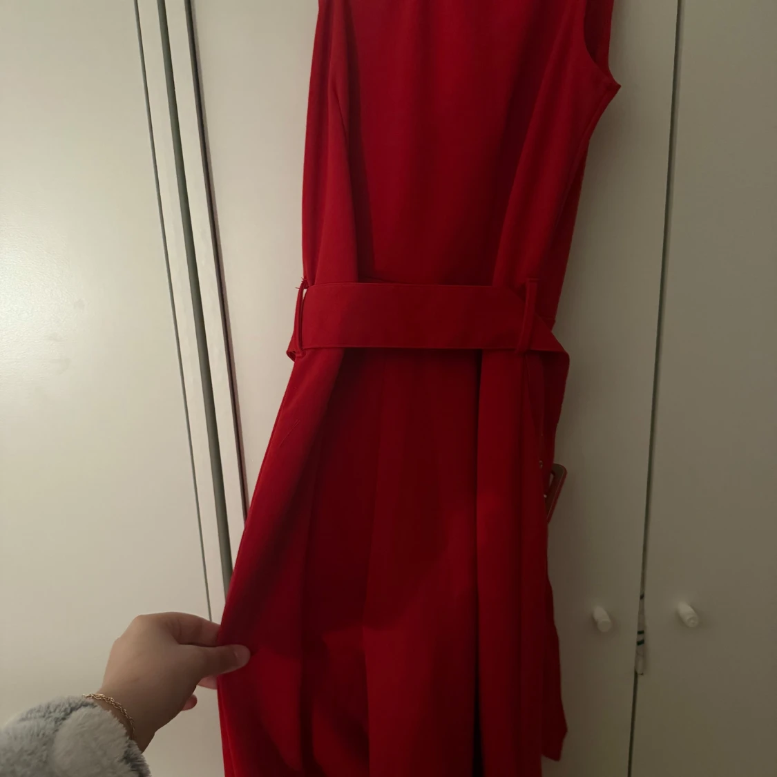 Röd ärmlös jumpsuit med bälte