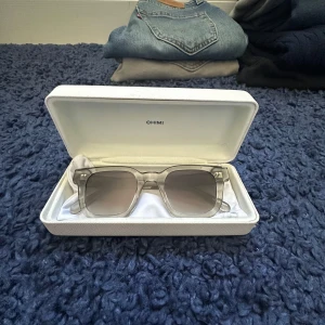  Chimis - Snygga solglasögon från Chimi. Säljer pågrund av att jag inte kommer använda dem, som helt nya 🤝skriv om ni har några frågor. Nya på NK för 1200