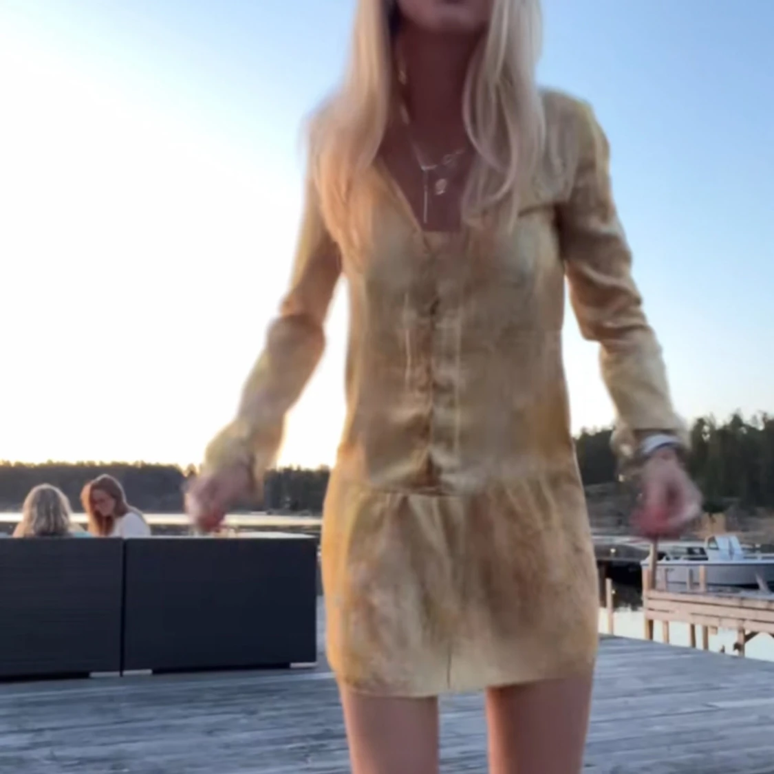 Gul långärmad kortklänning med knappar - 1