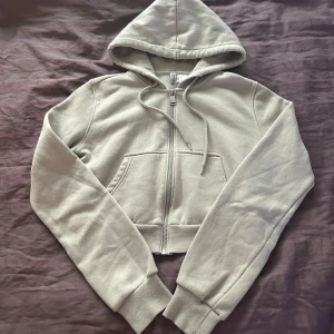 croppad hoodie - Croppad kofta från h&m i storlek s. 