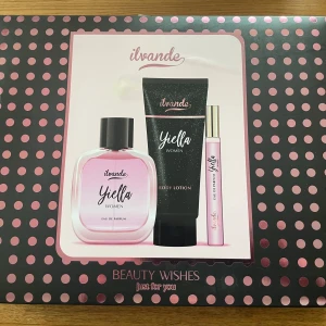 *NY*Ilvande Yella parfymset för kvinnor, Presenttips  - Parfymset med doften Yella från Ilvande. Innehåller en Eau de Parfum (100 ml), en body lotion (100 ml) och en liten parfymflaska (15 ml).  Eau de Parfum med en elegant doft med noter av mandel, patchouli och rosépeppar; kryddig och förförande.  Kartongen kan ha fått ngn skrapa i frakten annars inget att anmärka på