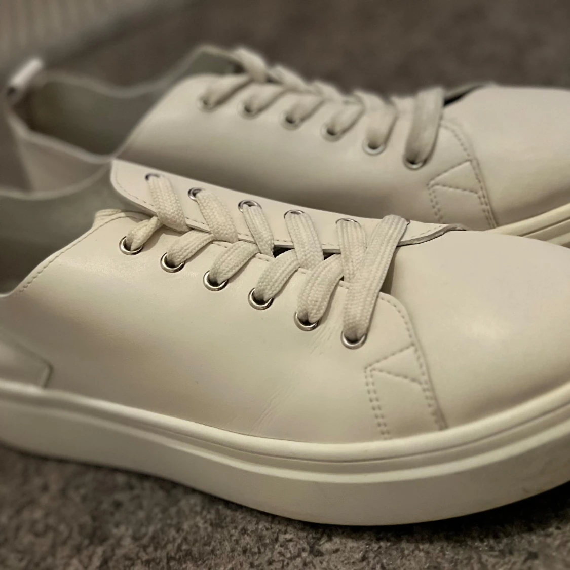 Vita sneakers med snörning - 1