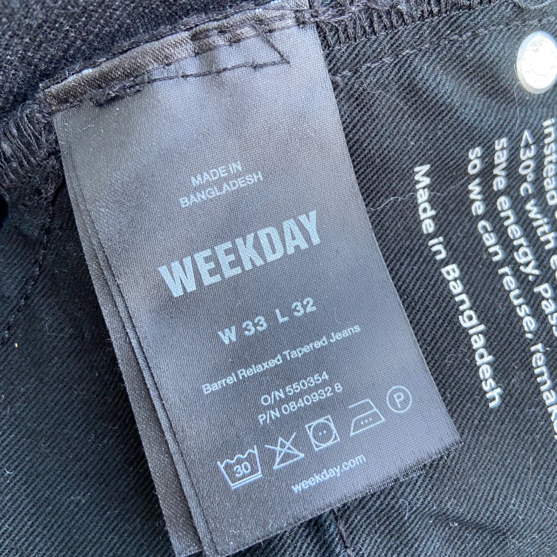 Svarta Barrel Relaxed Tapered Jeans från Weekday - 4