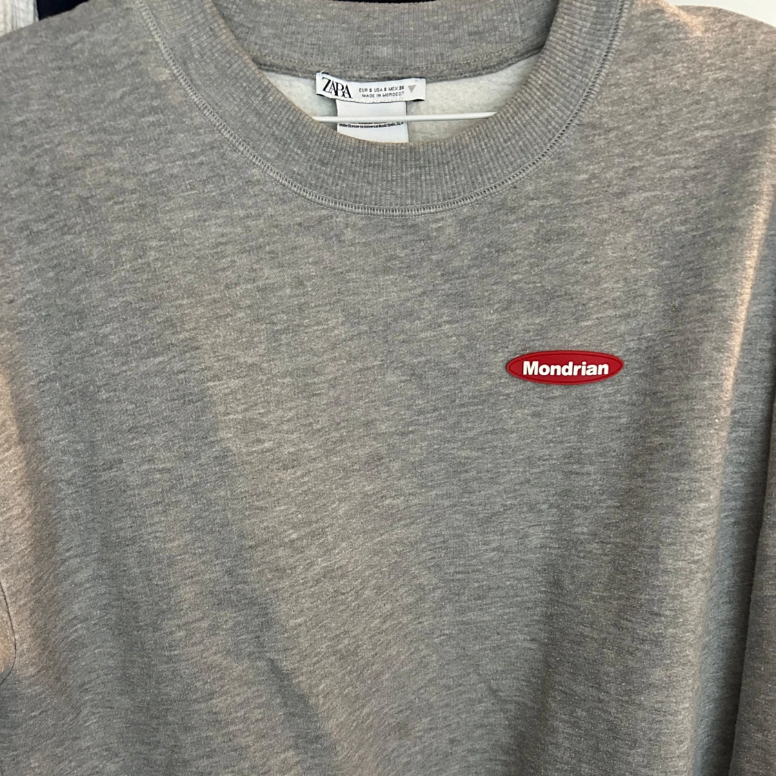 Grå sweatshirt med Mondrian-tryck från Zara