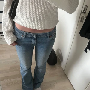 Lågmidjade bootcut jeans - Jättesnygga lågmidjade jeans!! Säljer då jag har för många🤍🤍🫶🫶🫶bra skick!!
