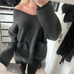 Stickad tröja - Superfin stickad offshoulder aktig tröja!! Säljer då jag har för många, aldrig använd.🫶🫶🤍🤍🤍