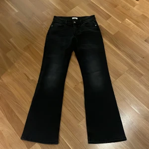 Svarta bootcut jeans - Svarta jeans med bootcut-passform. Lågmidjade och endast använda 1 gång. Modellen Fay från Lindex 