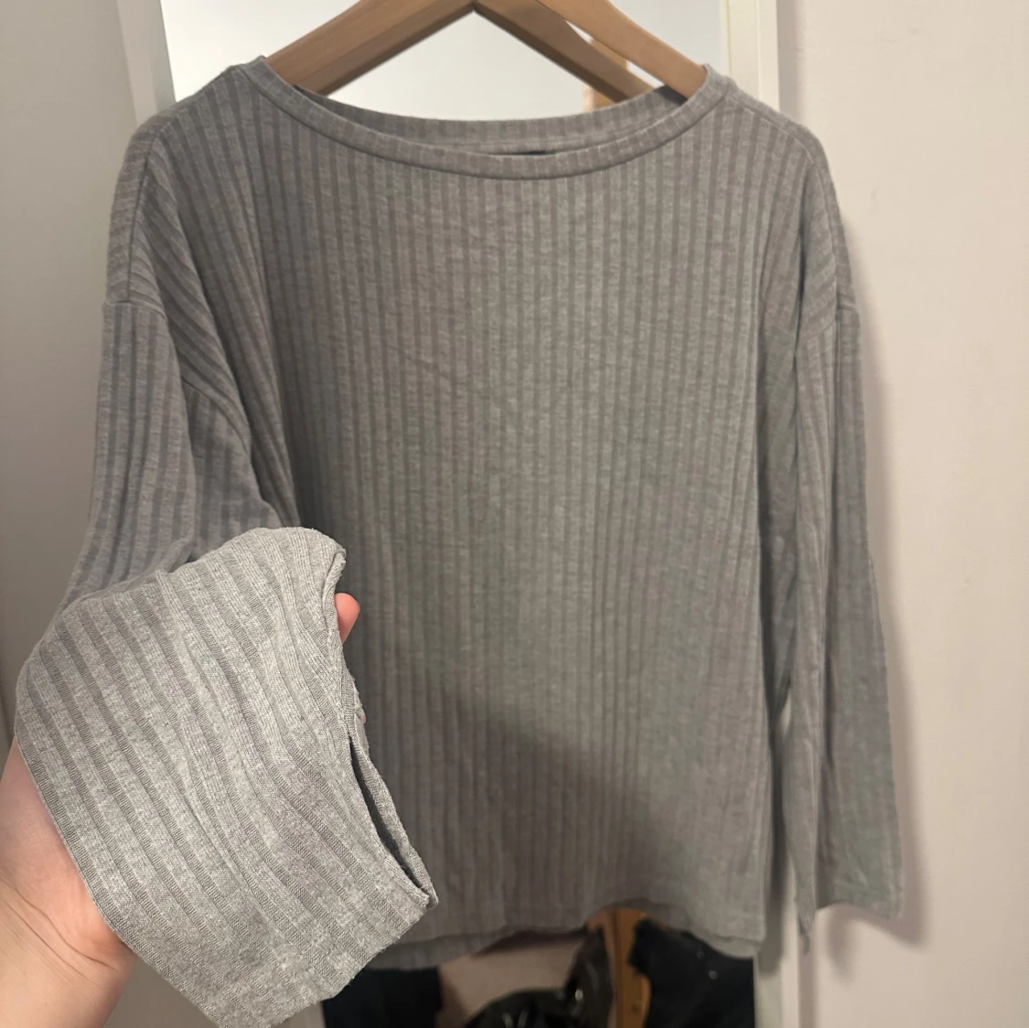 Grå ribbad långärmad tröja - 1