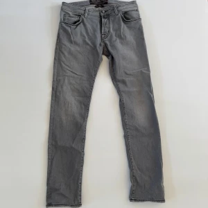 JACOB COHEN JEANS  - Jacob Cohen Jeans - Modell: 622, slim fit - Tecken på användning: Minimala - Storlek: 33, Benlängd: 107cm, Midija: 45cm - deluxecloset 