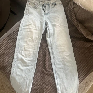 Jeans från Weekday - Superfina jeans från Weekday, modell Rowe i storlek W29 L32. Raka i modellen med hög midja! Säljer för 150kr