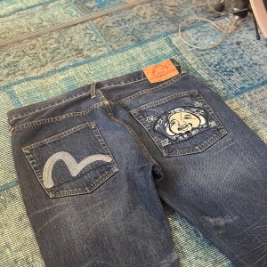 Omsydda Evisu Selvedge Jeans - Tjena! Nu finns dessa omsydda evisu selvedge jeans till salu:) dem har sytts upp 2 ggr till en ca 30/31 i längd och har blivit taperade på insida benen från ish knä längden hela vägen ner. Dem har även en liten skada vid gylfen som har blivit lagad. Pga allt så kan jag självklart fixa måtten till jeansen så du skulle vara säker på att dem passar innan köp! Evisu jeans ligger runt ca 3500+ som nypris. 