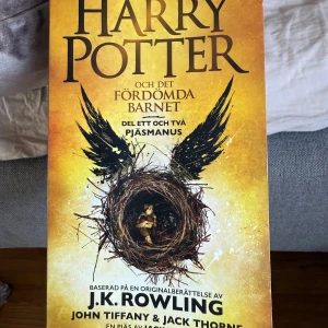Harry potter och det fördömda barnet - Säljer boken ”Harry potter och det fördömda barnet del ett och två, pjäsmanus” skriven av jk rowling. Säljer eftersom jag köpte den för några år sen men jag läste aldrig den, köpte för 229kr men säljer för 110kr för den är lite skrynklig och den har lyckats få någon fläck på sig! Syns på andra och tredje bilden!!!