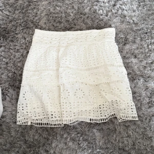 Spets kjol - Så söt knappt använd kjol ifrån Zara, din har shorts i