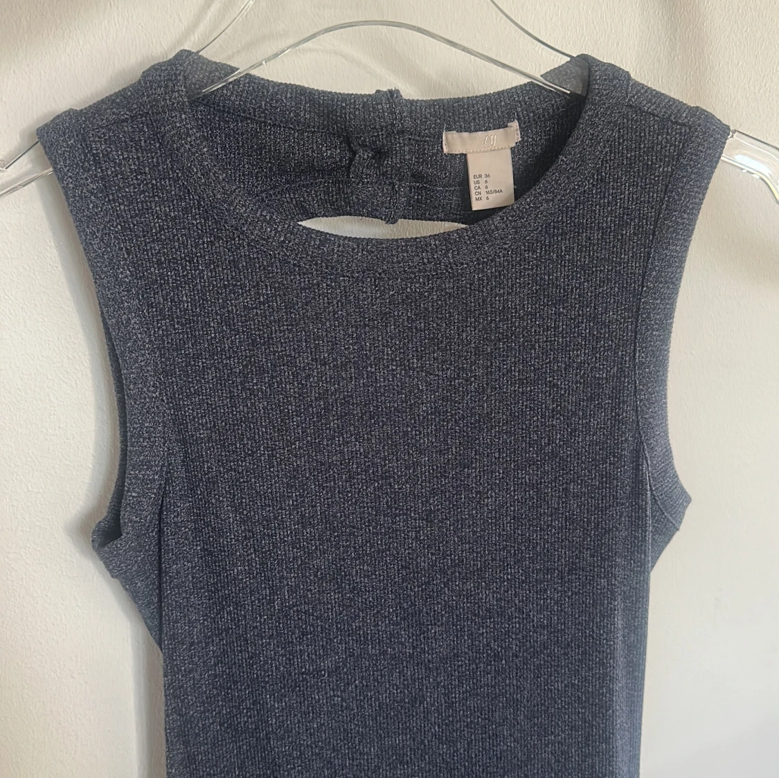 Grå ribbad långklänning med cut out och knappar - 3