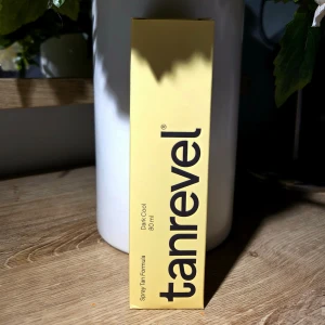 Tanrevel Spray Tan Formula Dark Cool 80 ml - Spray Tan Formula från Tanrevel i färgen Dark Cool, 80 ml. Kommer i en ljusgul förpackning med svart text. Perfekt för att få en solkysst look utan solning. Oöppnad.