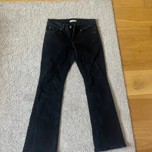 Svarta bootcut jeans från Gina Tricot - Svarta jeans från Gina Tricot, modell perfect jeans. Klassisk femficksdesign med bootcut-ben och normal passform. Jeansen har knapp- och dragkedjestängning samt silverfärgade detaljer. Perfekta för en stilren look. Är i storlek 40 men skulle säga att det passar men som 38.