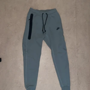 Nike Tech Byxor - Nike tech byxor i jätte bra skick. 
