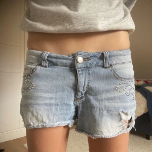 Lågmidjade shorts med detaljer  - Midjemåttet tvärs över ca 39cm men passar mig som har höftomkrets ca 85-86cm
