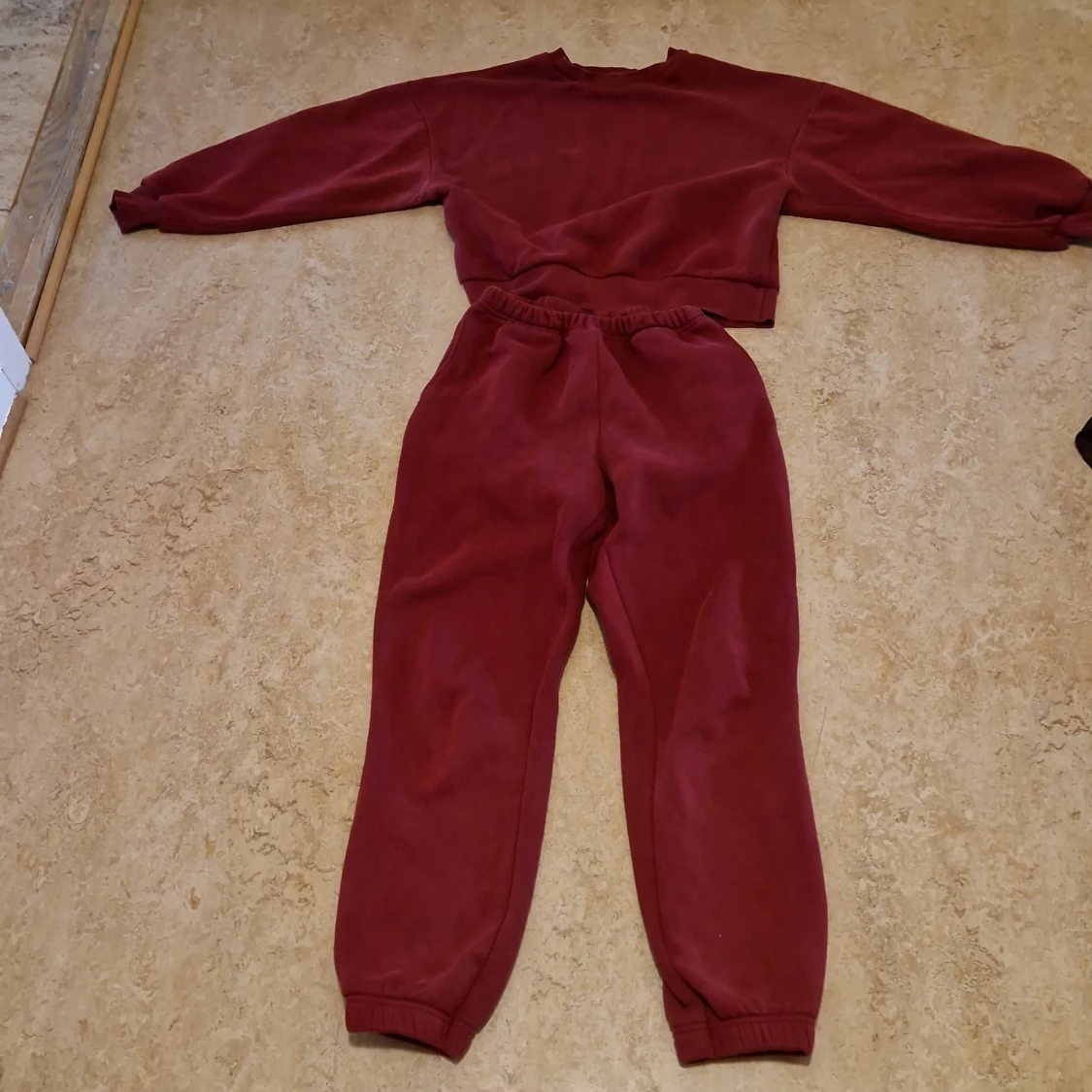  Set  Vinröd croppad sweatshirt från basically basic(set)s - 2