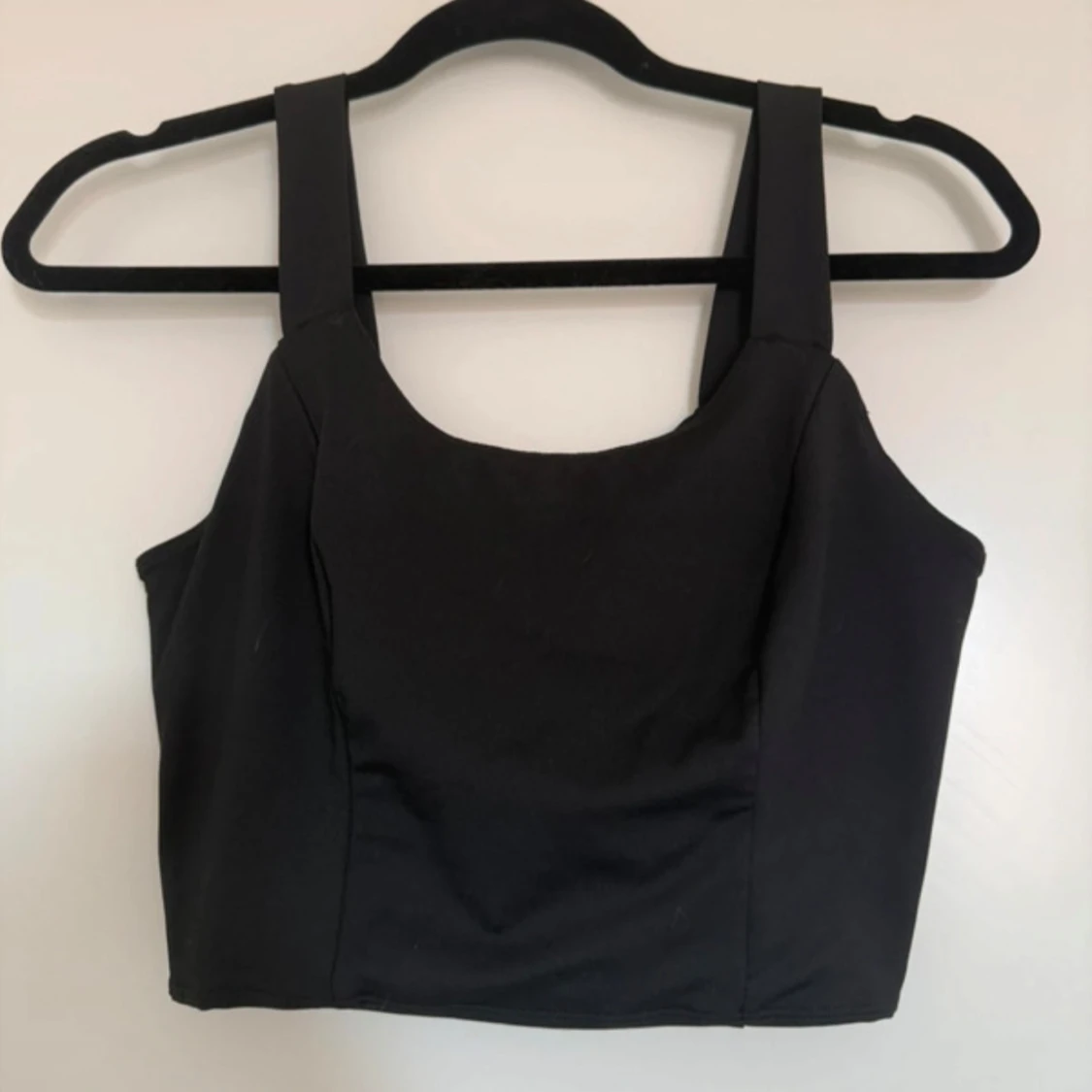 Svart croppad linnetopp med knutdetalj