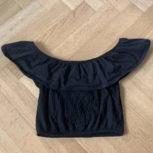 Off shoulder topp - Supersnygg svart Off shoulder topp säljes i storlek XS för 30 kr från Pieces.