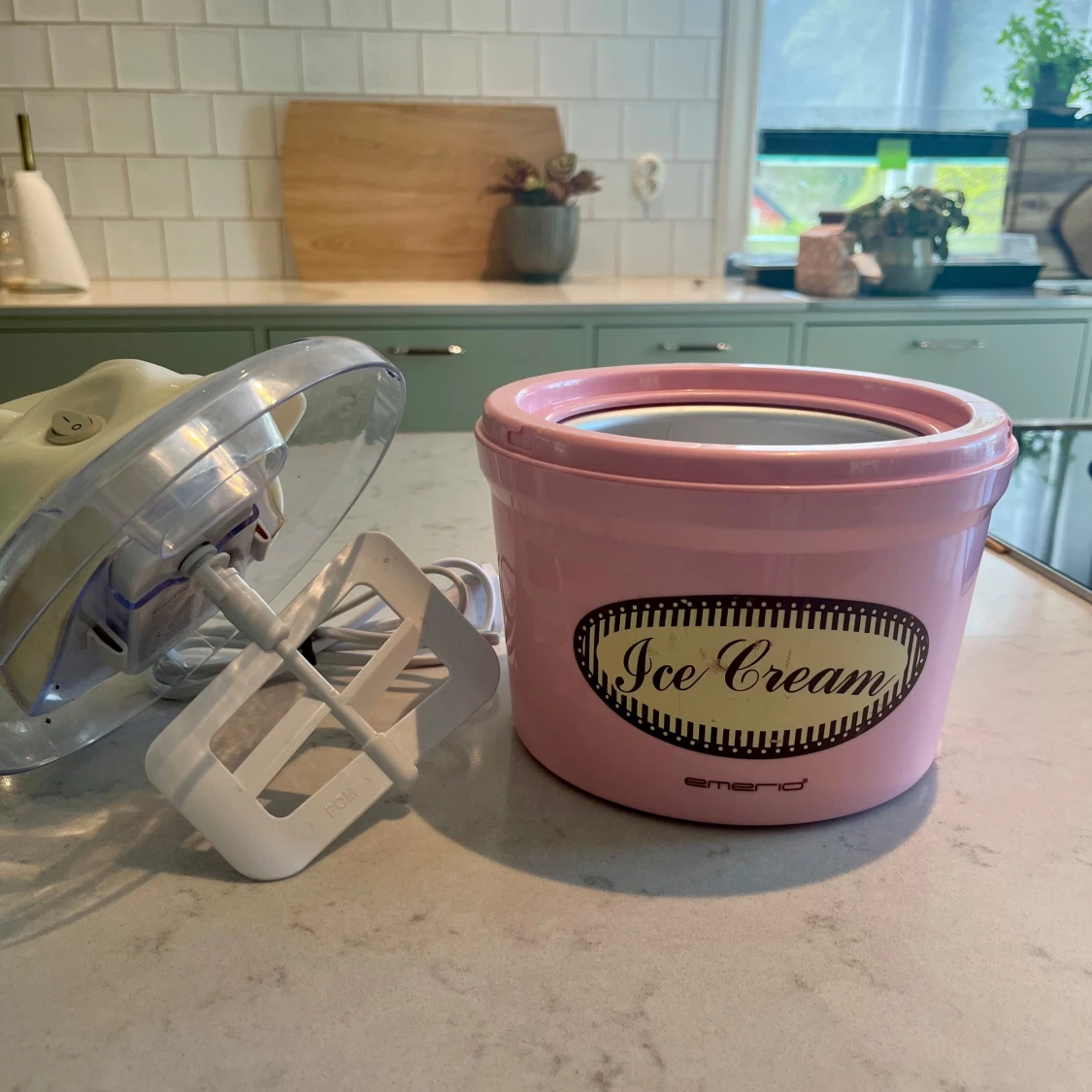 Rosa glassmaskin från Emerio - 2