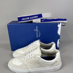 Jacob Cohen Sneakers - - Skick 8/10  - Tillbehör: Box & Dustbags  - Storlek: 40