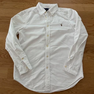Vit skjorta från Ralph Lauren - Säljer en vit stilren skjorta från Ralph Lauren. Storlek 16 vilket motsvarar S. Skick: 9.5/10 Nypris: 1599 kr