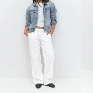 Jätte fina vita linnebyxor❣️ - Säljer nu mina jätte fina somriga vita linnebyxor! Köpta förra sommaren men är inte använda så mycket så dom är i väldigt bra skick. I storlek XXS❣️