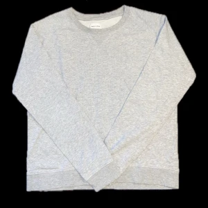 Ljusgrå sweatshirt från GANT - Säljer en stilren ljusgrå sweatshirt från GANT Rugger i storlek S. Tröjan har rund halsringning, långa ärmar och är tillverkad i mjuk bomull. Perfekt för en avslappnad och klassisk look. INGA DEFEKTER 