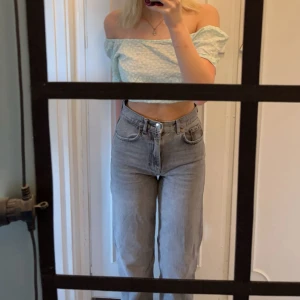 Gråa jeans från Zara  - Gråa jeans från Zara i strl 34 bra kvalitet inga skavanker och passar till allt<3 