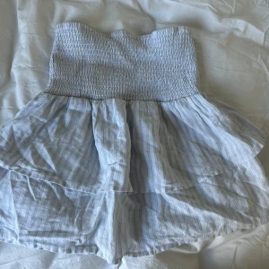 Ljusblå randig kjol/topp från BikBok - Supersöt ljusblå randig volang kjol eller topp, den går att ha som båda! Är i storlek S🩷Aldirg använd!