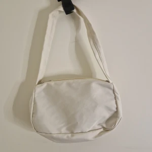 Tre handväskor - Tre handväskor helt oanvända. Finns en kedja med fjärilar man kan ta på och av alla väskorna. Visar den närmare på sista bilden