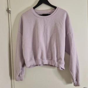 Croppas tröja - Använd några gånger, sweatshirt i crop top modell. L/XL men upplever att den är mer mot L. Har bundlerabatt och låga priser så kolla gärna resten av mina annonser!
