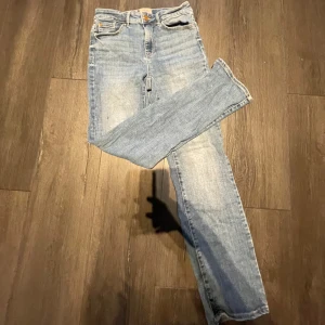 Ljusblå jeansbyxor med rak passform/slim bootcut - Säljer ett par jätte stretchiga och sköna ljusblå jeansbyxor i denim med rak passform. Byxorna har fem fickor, bälteshällor och stängs med dragkedja och knapp. Perfekta till vardags och enkla att matcha med olika toppar. Jensen har två minimala svarta fläckar som knappt syns. Storleken står inte men jag GISSAR på 34/36. I byxorna står det M/30 vilket jag inte vet vad det betyder. 