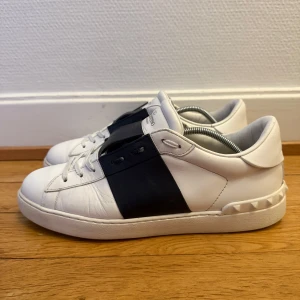 Valentino open sneakers - Säljer nu dessa fina valentino open skor | Storlek 41 | Super fint skick | Kommer med kvitto som intygar äktheten | Hör gärna av er vid frågor eller funderingar 