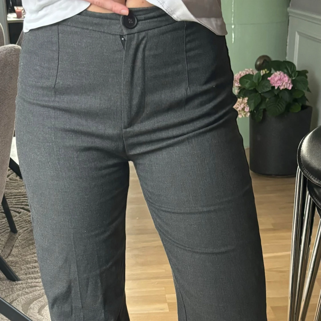 Grå kostymbyxor med vida ben