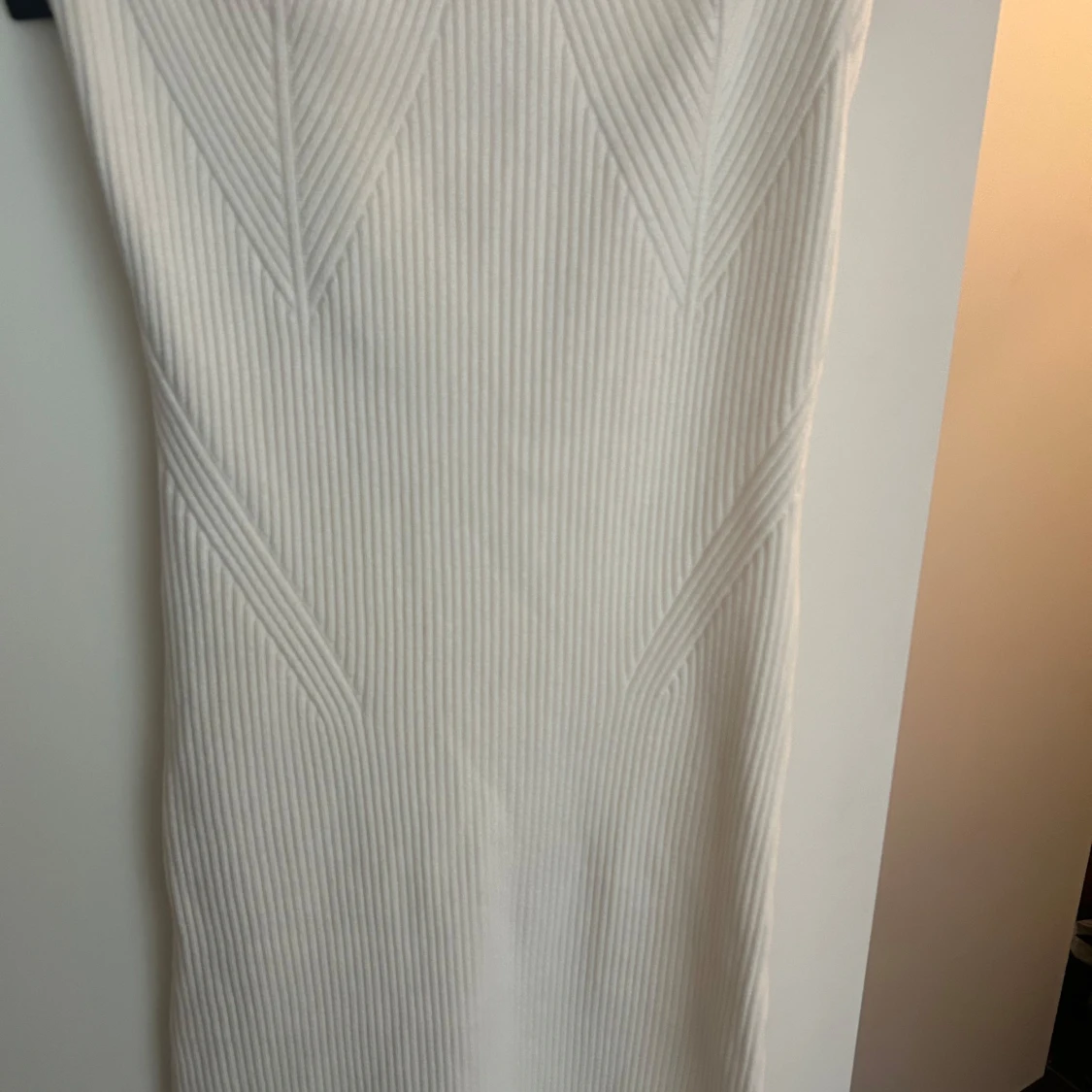 Vit ribbad klänning från Gina - 1