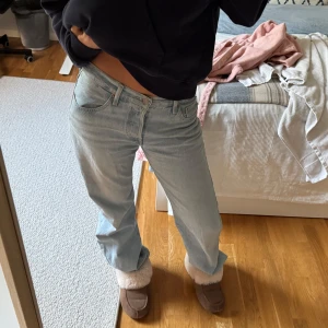 Ljusblå Levis 501 jeans - Säljer ett par klassiska ljusblå Levis 501 jeans med raka ben och lite baggy passform. Dessa är så snygga och somriga i färgen samtidigt som dem är mina skönaste byxor. har fem fickor, knappgylf och Levis-lapp bak i midjan. Väldigt väldigt snygga och passar i princip till allt!❤️❤️🥰