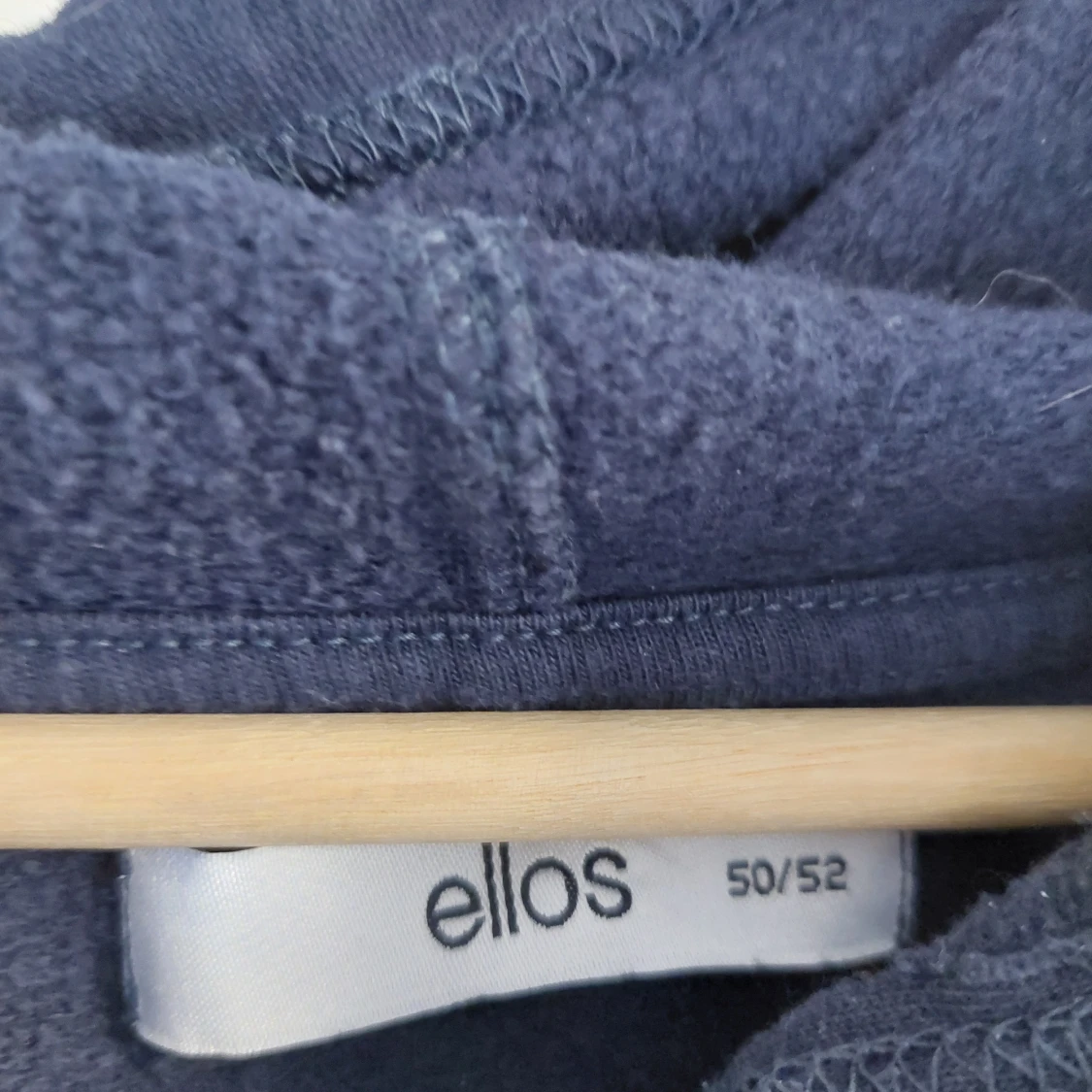 Mörkblå hoodie från Ellos - 1