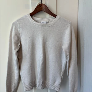 Vit stickad tröja från VILA - Säljer en enkel och stilren vit stickad tröja från VILA i storlek XS. Tröjan har rund halsringning, långa ärmar och ribbade muddar vid ärmslut och nederkant. Perfekt basplagg för garderoben!